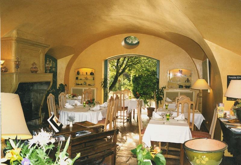 Domaine en vente en Luberon comprenant plusieurs batiments en pierre